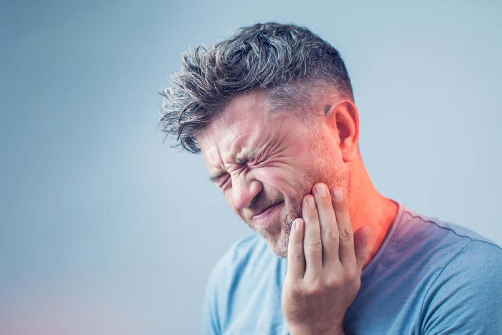symptoms of an erupting wisdom tooth